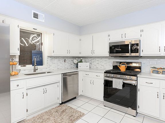 5th image of 6154 W 63rd St Unit 1W