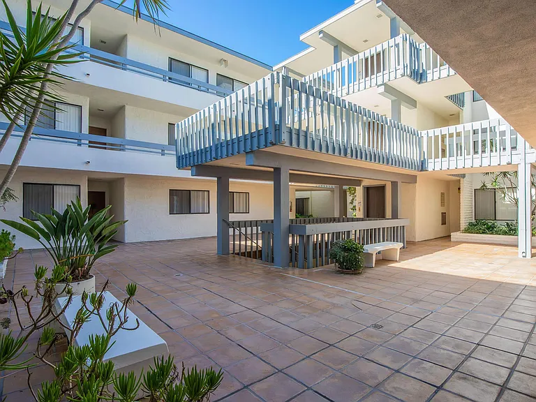 Riviera Vista Apartments — Photo 11