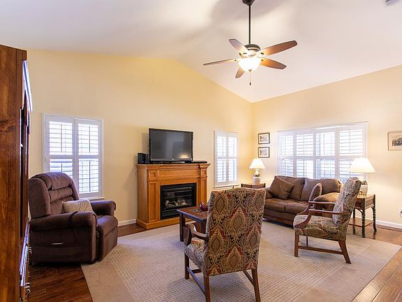 3rd image of 718 Oak Valley Dr