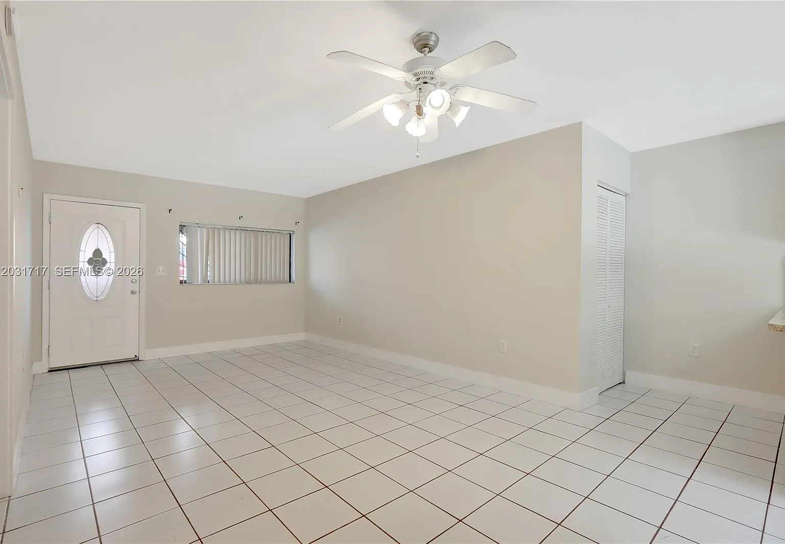 El Prado Xi Condo — Photo 4