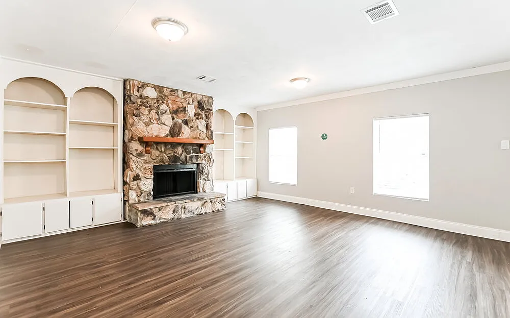 3 bed, 3.0 bath, 2710 sqft, $2,220 — Photo 4