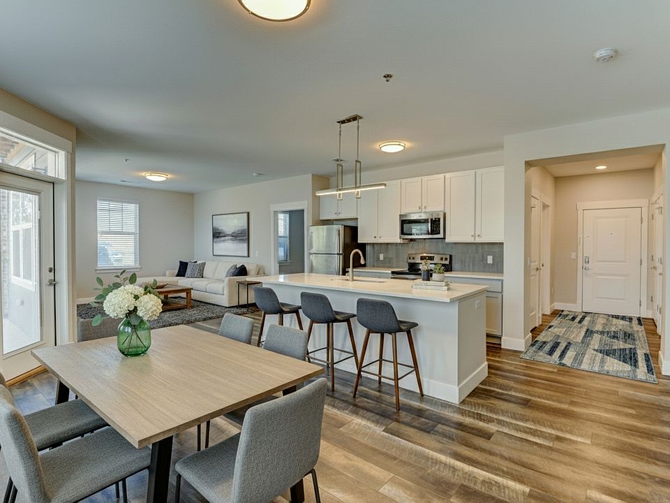 2 BR/2 BA Dining and kitchen