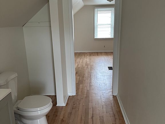 5th image of 657 Shakespeare Dr
