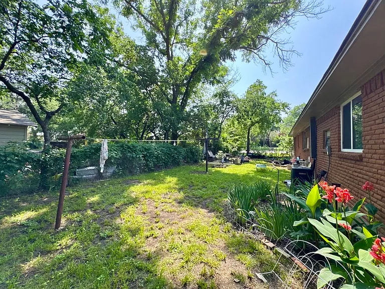 419 W Sycamore St — Photo 38