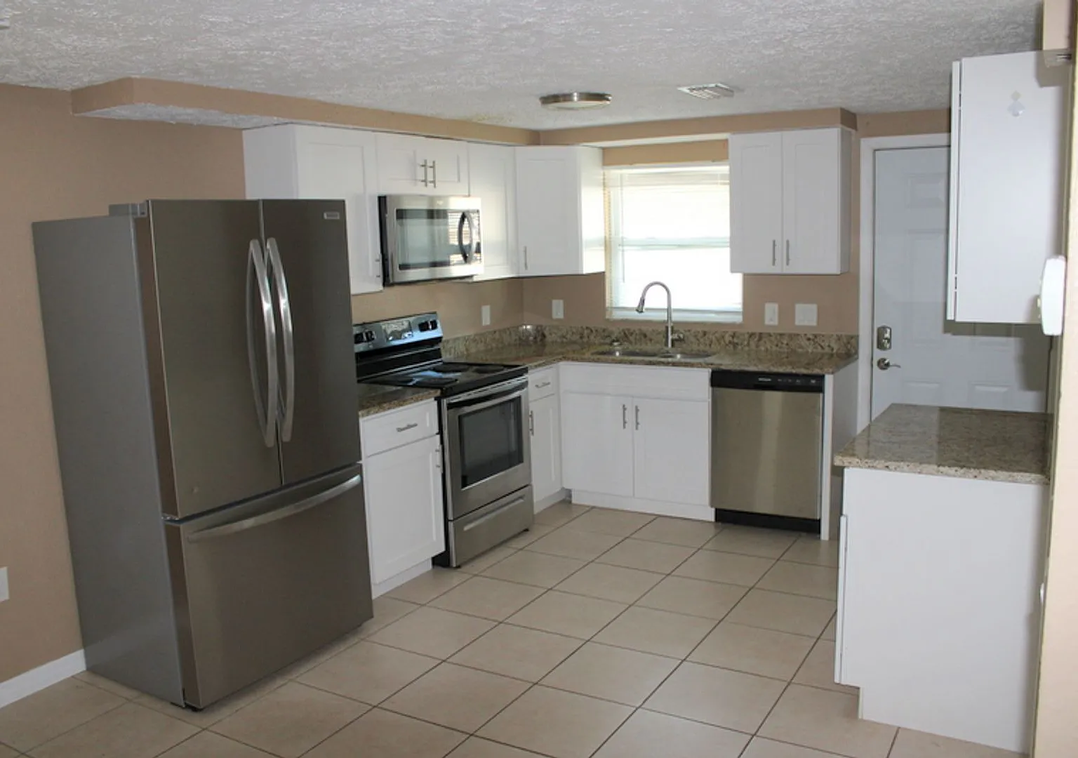 Beautiful Updated duplex — Photo 3