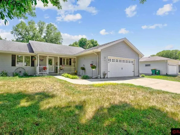 137 Canterbury Cir, Le Sueur, MN 56058