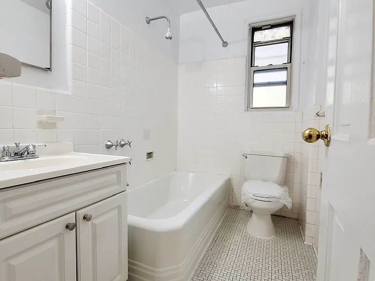 520 W 218th St #1B — Photo 3