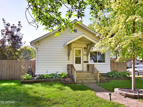 1523 6th Ave N, Grand Forks, ND 58203