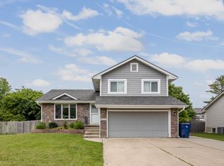 8123 Brookview Dr, Urbandale, IA 50322