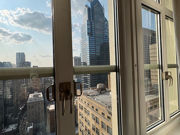 4th image of 111 S 15th St Penthouse P104