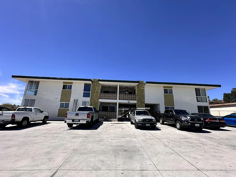 Located in a Great area in the Desert Knolls Heights neighborhood