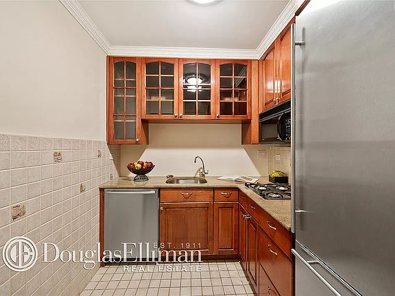 3rd image of 161 W 61st St APT 12G