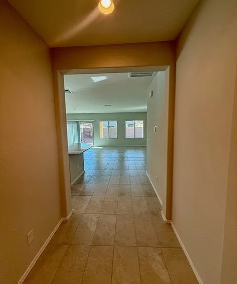 2926 N Coronado Dr — Photo 2
