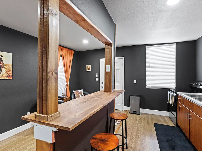 623 W Elmira St — Photo 58
