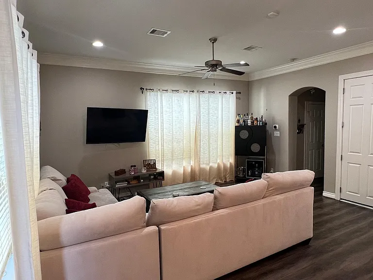 2710 Sherwin St — Photo 5
