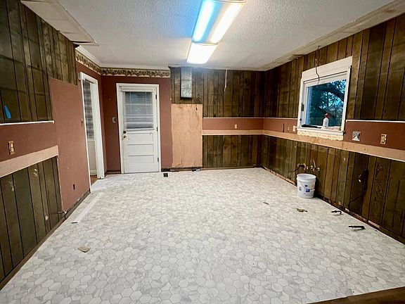 5th image of 64 Elmwood Dr
