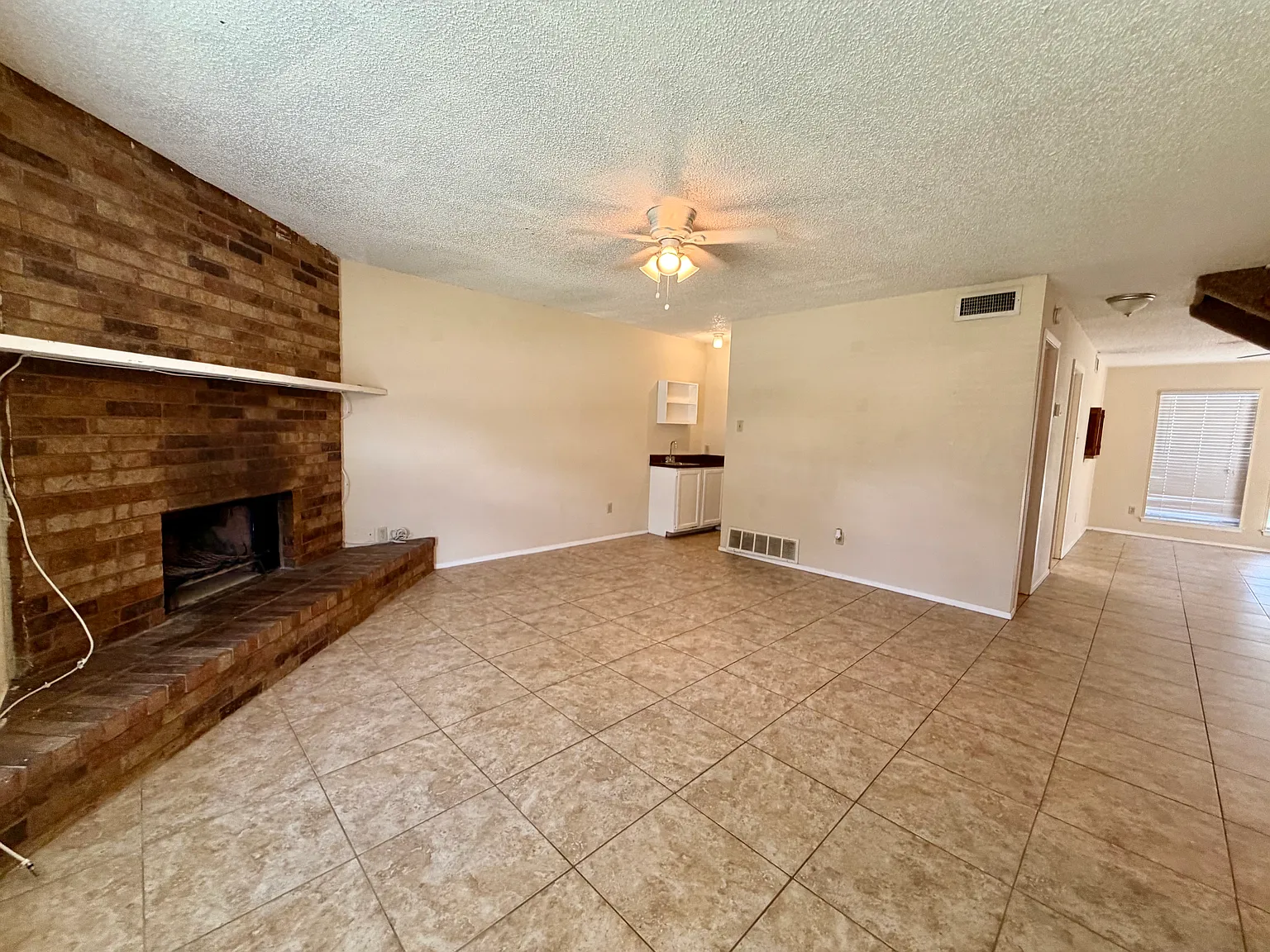 3 bed, 2.5 bath, 1696 sqft, $1,850 — Photo 3