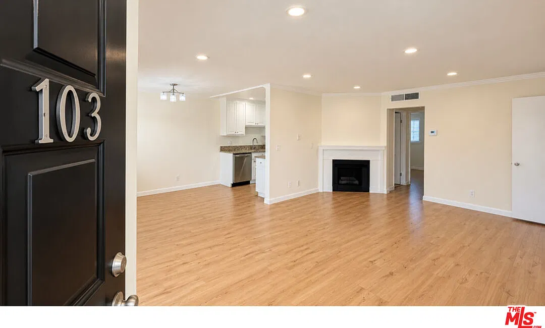 15141 Burbank Blvd — Photo 1