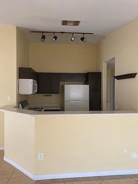 3 bed, 1377 sqft, $1,895 — Photo 4