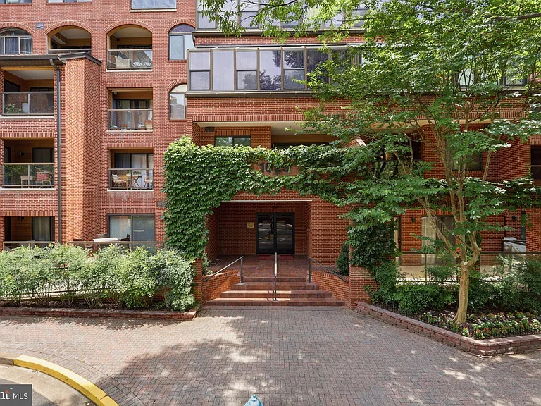 1029 N Stuart St #216 — Photo 3