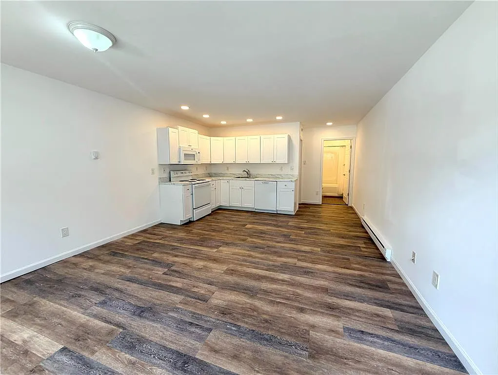 1 bed, 400 sqft, $1,300 — Photo 4