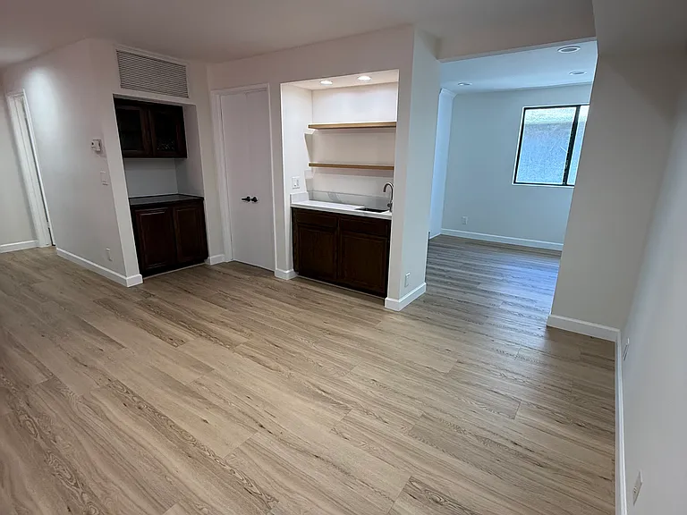 wet bar/dining room