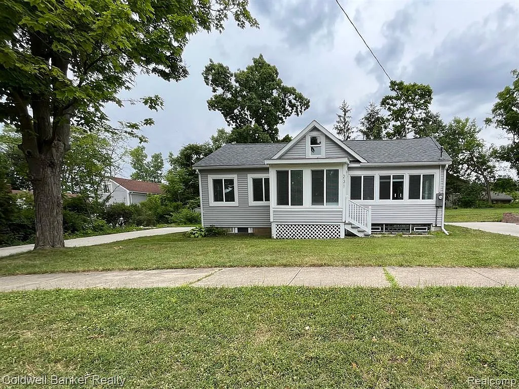 231 Lottie St photo 1