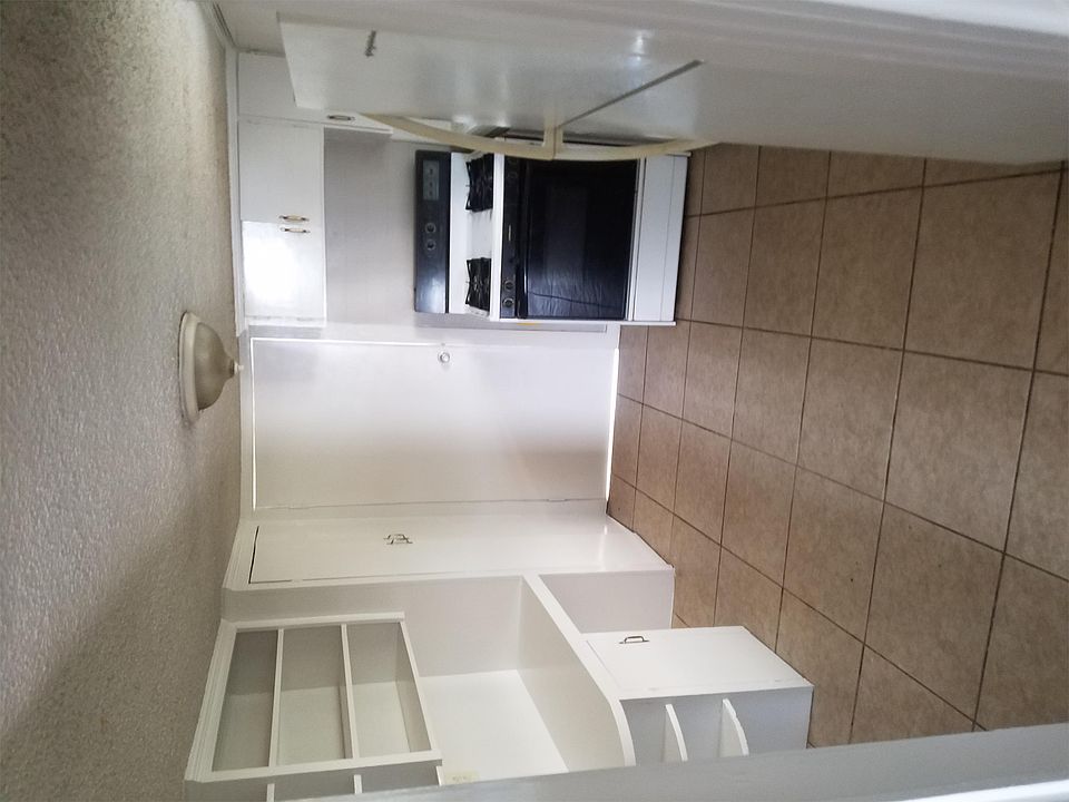 2nd image of 302 1/2 W Houston St