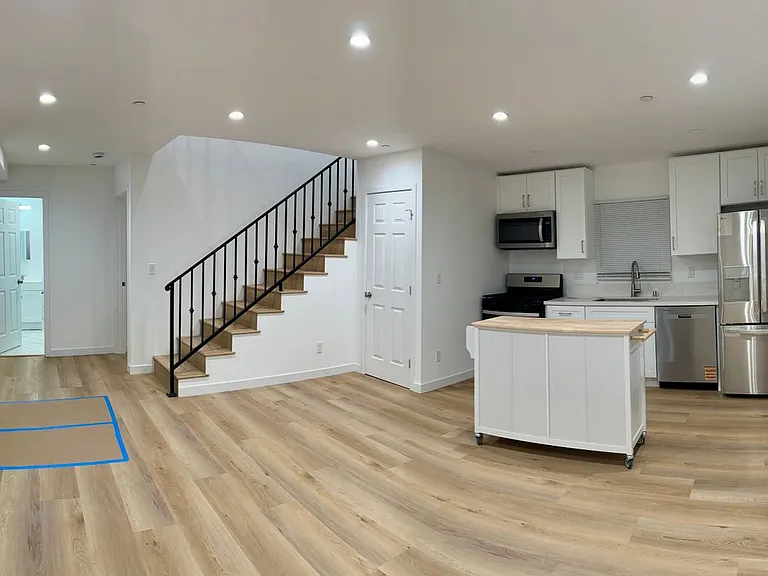 18654 Runnymede St #1/2 — Photo 2