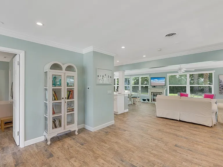 706 Iris Ln — Photo 6