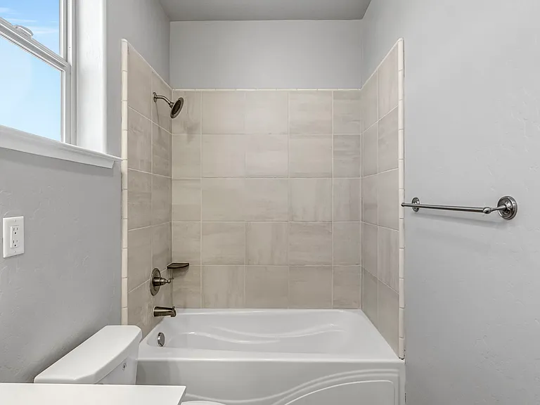 1683 N Ryan Ave — Photo 32