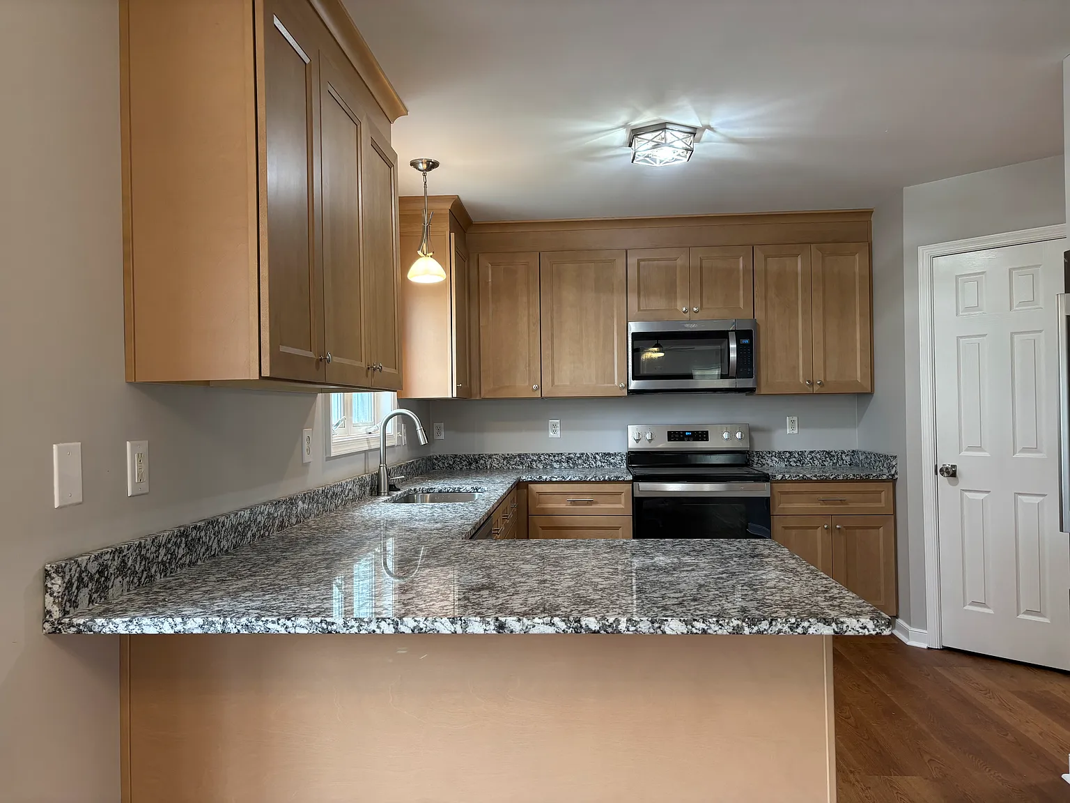 4 bed, 2.5 bath, 1848 sqft, $2,595 — Photo 3