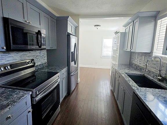 2nd image of 300 E IDLEWILD AVENUE