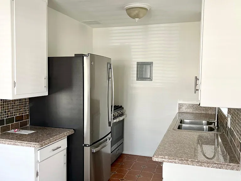8253 Norton Ave #20 — Photo 14