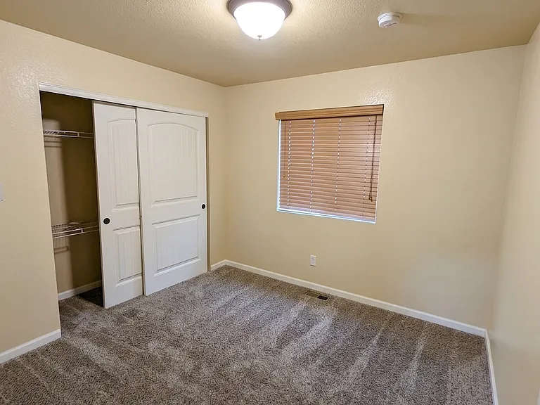 Kid/Office/Spare bedroom with closet