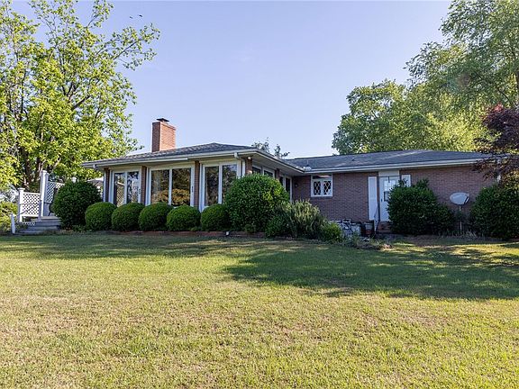 2nd image of 209 Edgewater Dr