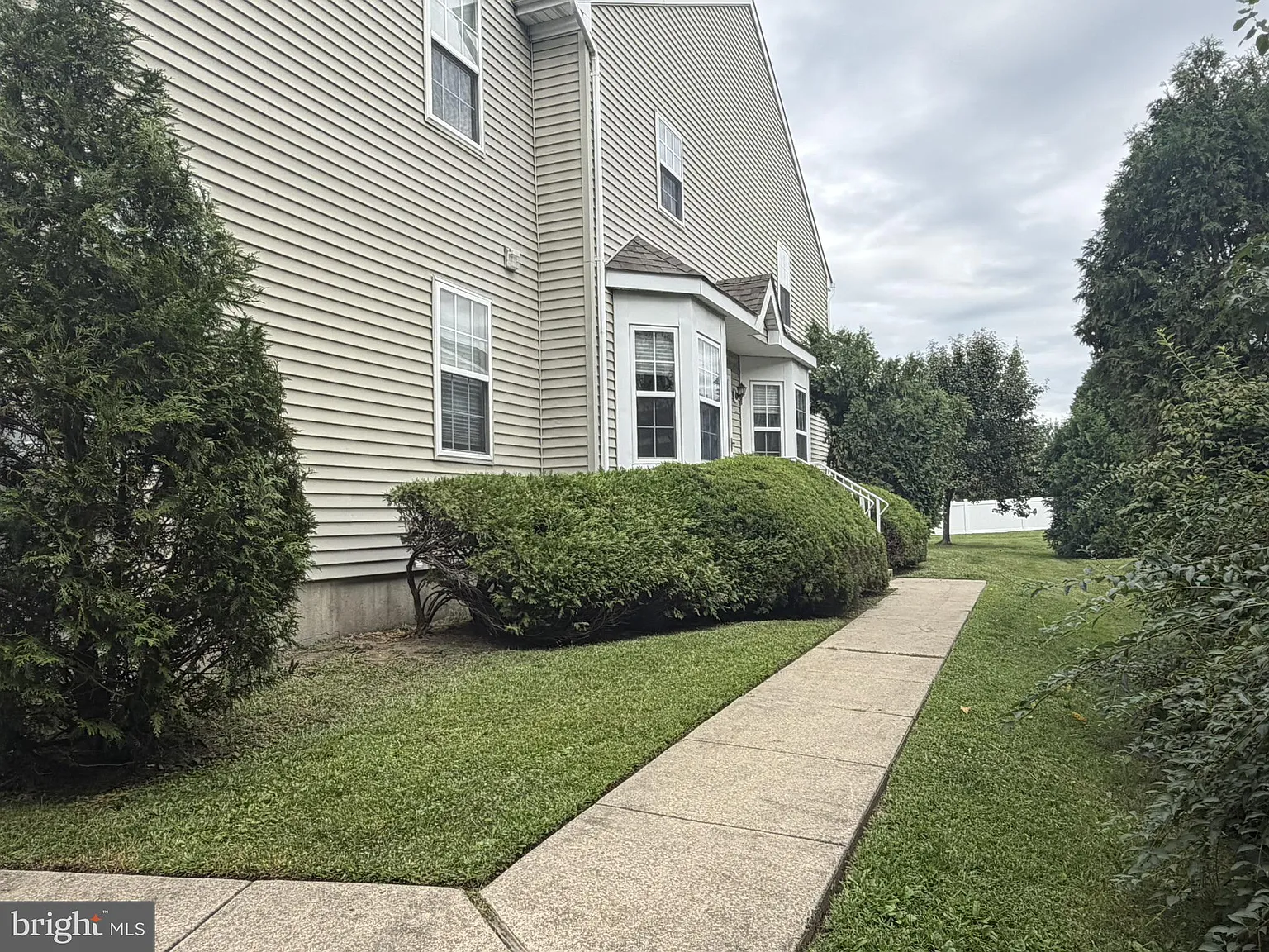 3 bed, 4.0 bath, 2160 sqft, $3,300 — Photo 2