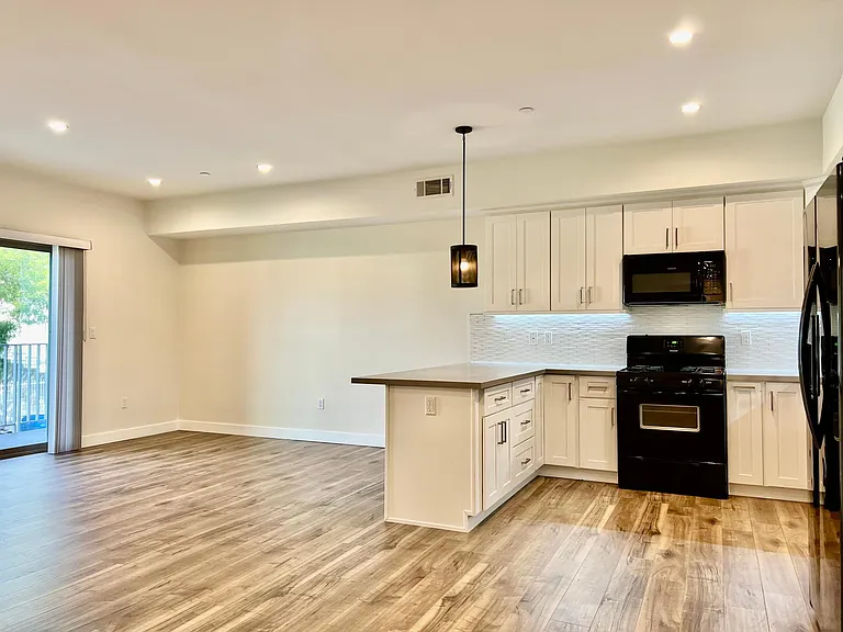 340 N Oxford Ave #202 — Photo 2