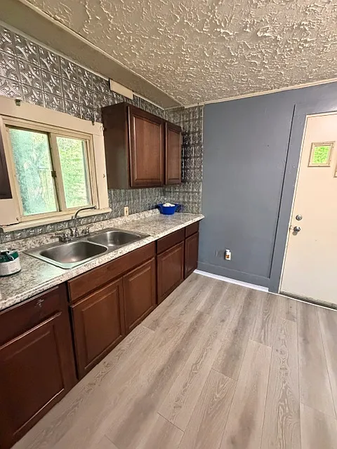 1515 White Ave — Photo 3