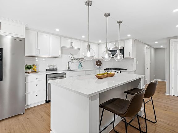 3rd image of 734 W Hollis Street