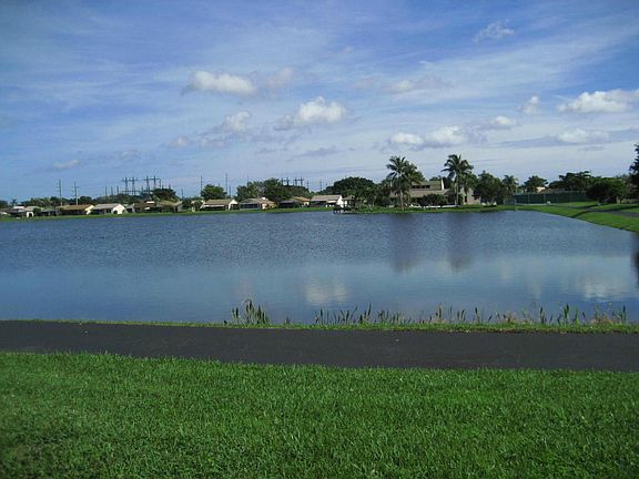 3rd image of 5489 Mirror Lakes Blvd