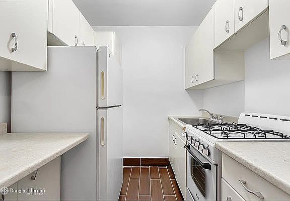 5th image of 77 W 55th St APT 5A