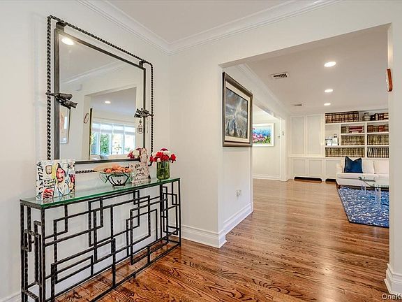4th image of 85 Suffolk Boulevard