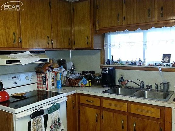 3rd image of 8156 Leadley Ave