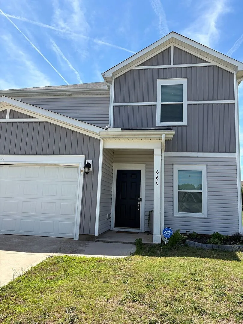 Beautiful Spartanburg Home Right Off I-85, Available Now!! $500 Off First Full Month — Photo 1