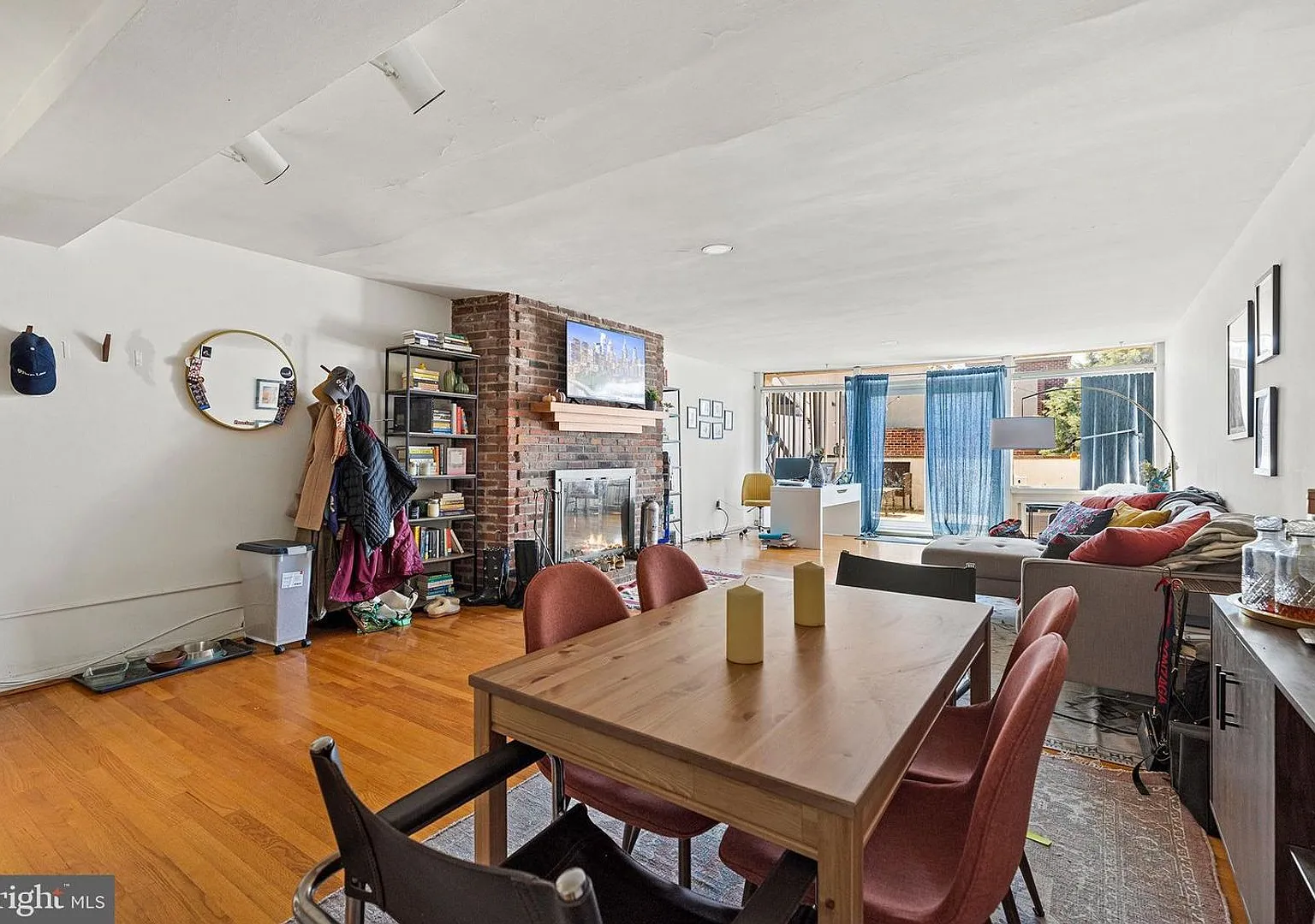 Bright one bedroom with private deck — Photo 1