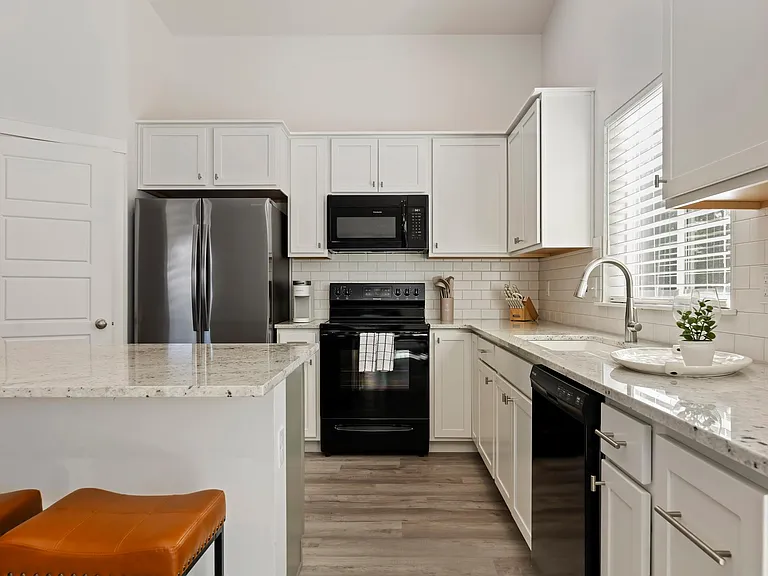 3965 N Amberwood Ave — Photo 7