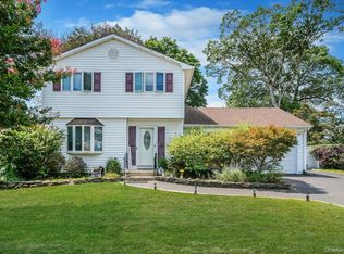 8 Wade Dr, Lake Grove, NY 11755