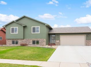 901 Honeysuckle Dr, Harrisburg, SD 57032