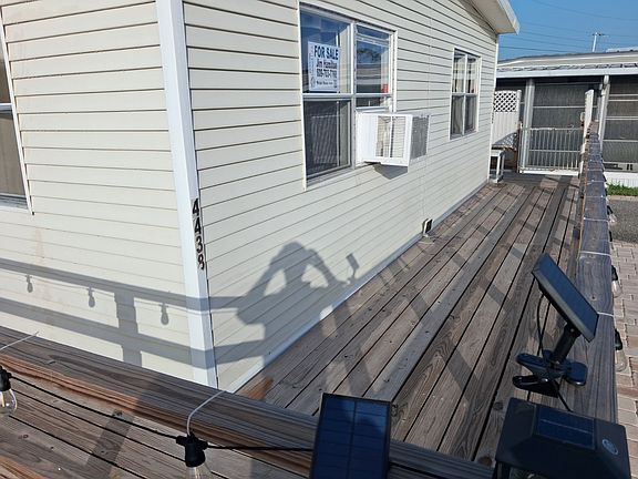 4th image of 4438 Utica Cir